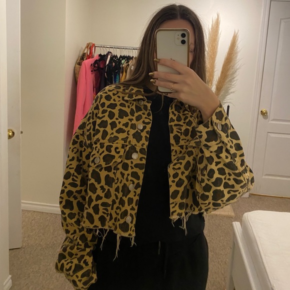 Cheetah print distressed cropped denim jacket - Picture 2 of 8